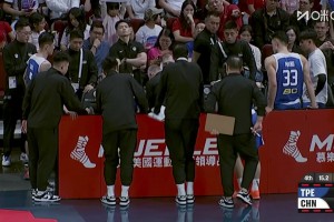 杨毅：今天比赛还好是中立场地，最后这些吹罚还是挺正常的