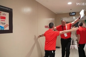中国男篮赛后走入球员通道，李弘权兴奋大喊，篮协主席郭振明面带笑容！